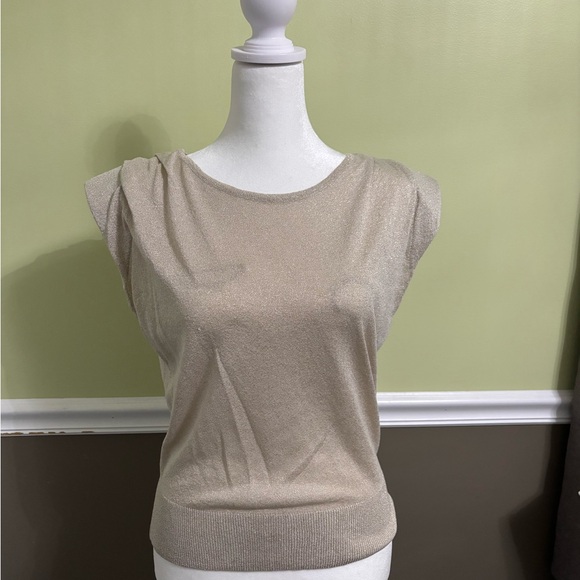 White House Black Market Cream Fitted Cap Sleeve Blouse - Picture 2 of 6